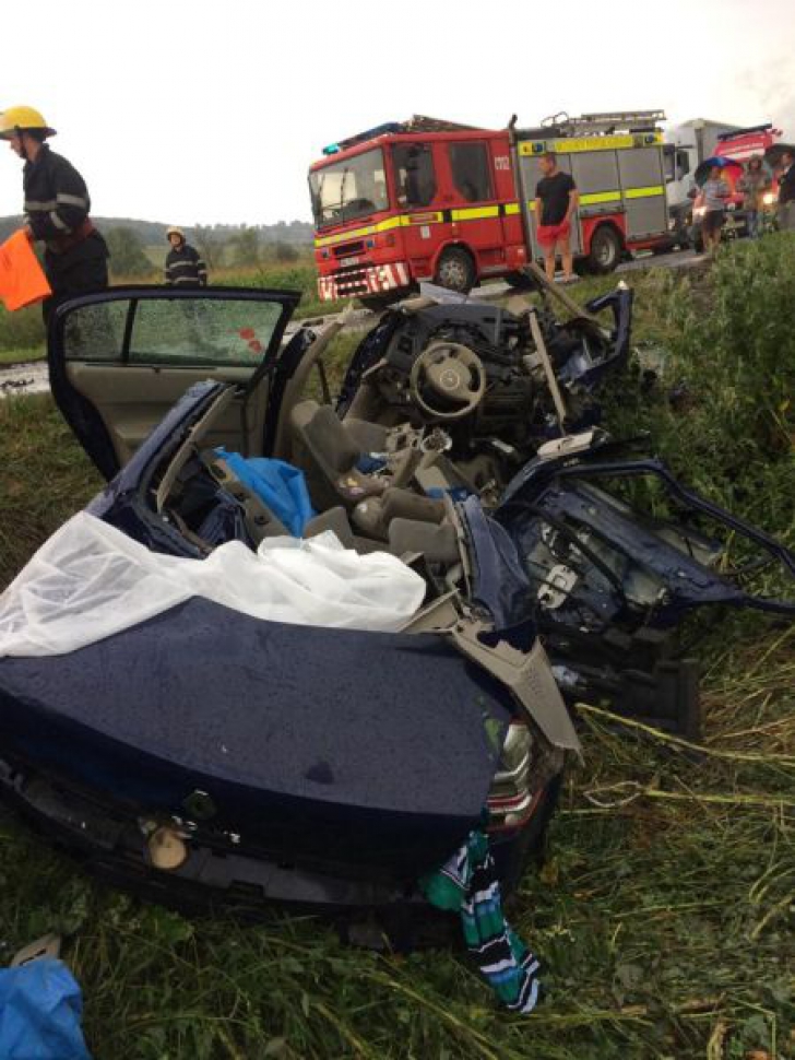 Accident cumplit în Brașov. Un autoturism, spulberat de un autotren: 2 morți, 3 răniți 