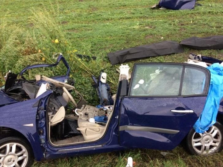 Accident cumplit în Brașov. Un autoturism, spulberat de un autotren: 2 morți, 3 răniți 