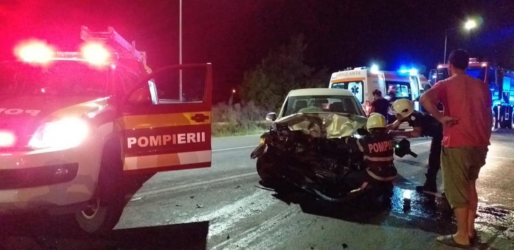 Grav accident rutier în Cluj. Două persoane, încarcerate. Imagini cumplite