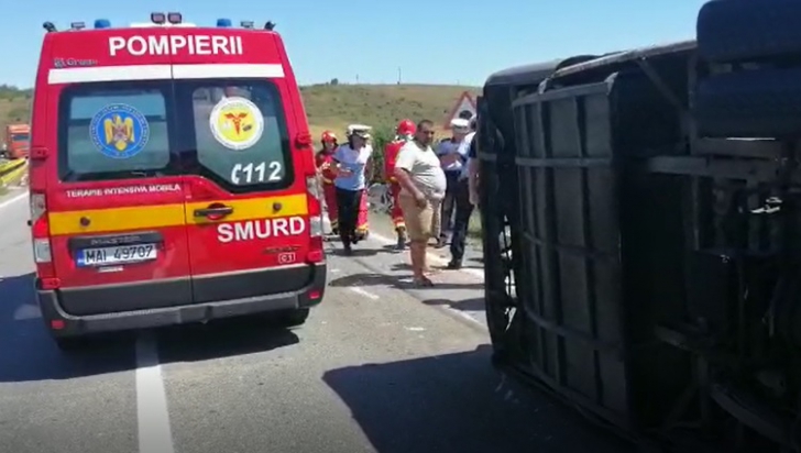 Accident grav, lângă Craiova. Un microbuz s-a răsturnat: 2 morți și 13 răniți. Planul ROȘU, activat