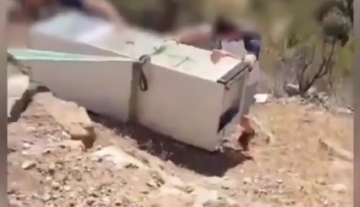 Polițiștii, pedeapsă incredibilă pentru doi bărbați care au aruncat un frigider într-o râpă