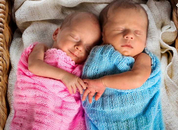 Miracol în lumea medicală: a născut gemeni, la o distanță de 11 săptămâni. Cum a fost posibil