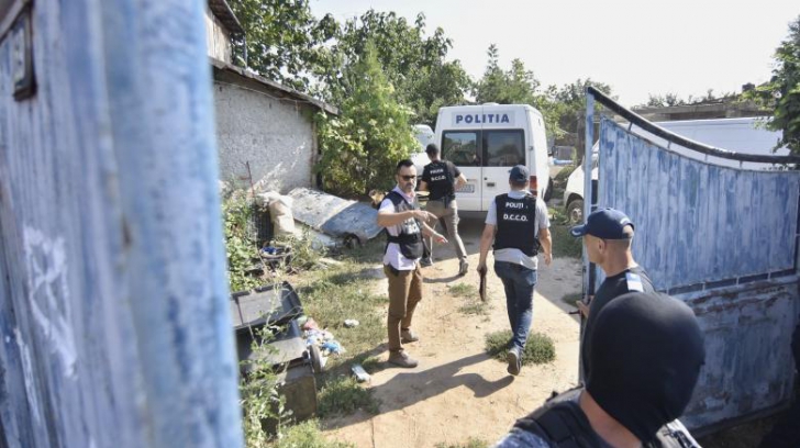 Noi probe găsite de criminaliști în casa groazei din Caracal: haine cu sânge și oase