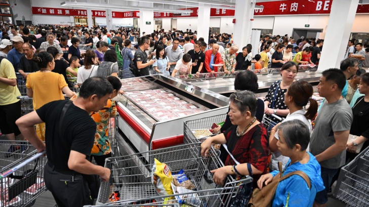 Chinezii s-au călcat în picioare la deschiderea unui supermarket american la Sanghai