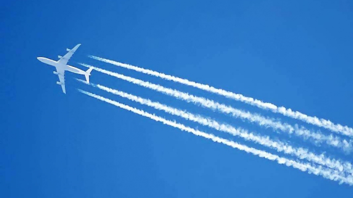 De ce lasă avioanele dâre albe pe cer