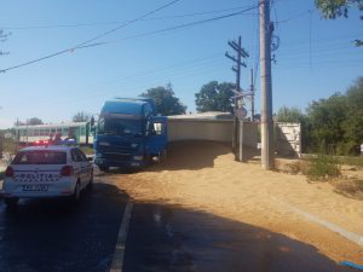 Accident feroviar, în jud. Botoșani. Un tren cu călători a deraiat: impact violent cu un camion  