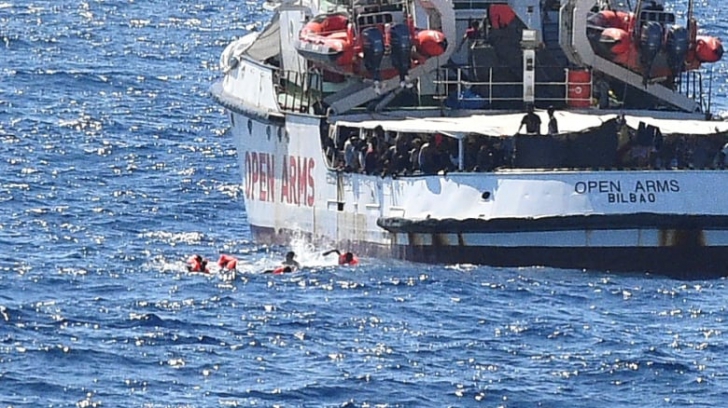 Migranții de pe nava Open Arms au început să debarce pe insula italiană Lampedusa