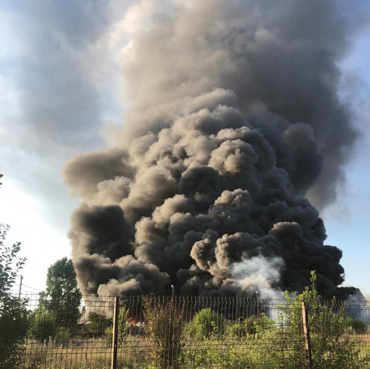 Pompierii luptă de 14 ore să stingă un incendiu care a mistuit un depozit în Buzău(Video)