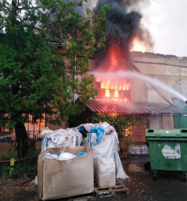 Incendiu la o fabrică din Alba(Video)