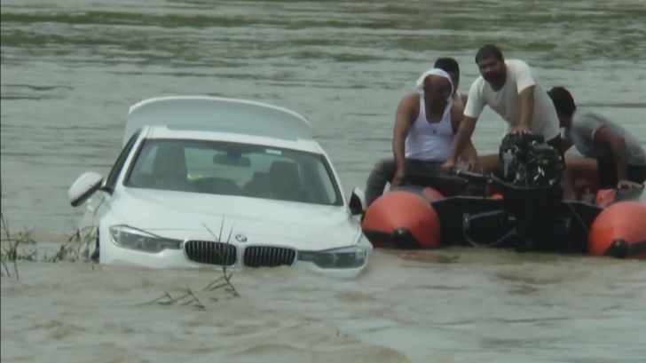 VIDEO Și-a aruncat BMW-ul în râu, de supărare că n-a primit Jaguar!