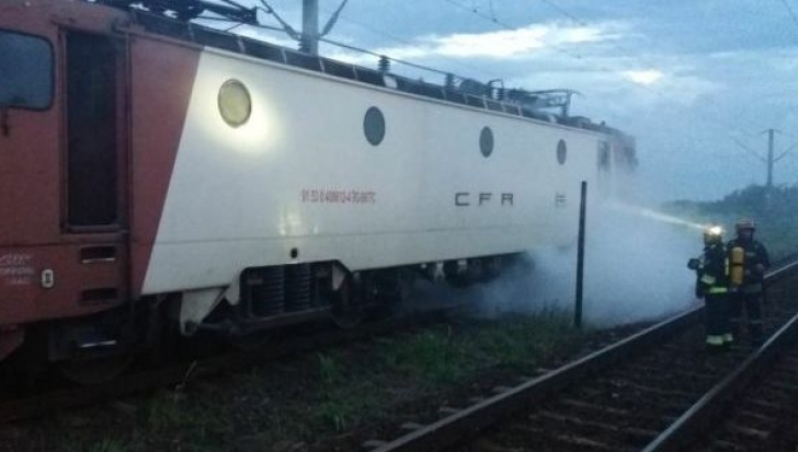 Locomotiva unui tren ce transporta 50 de persoane a luat foc, în judeţul Neamţ