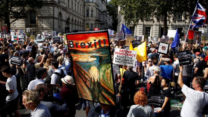 Proteste ample în mai multe orașe din Marea Britanie: ”Opriți lovitura de stat!”