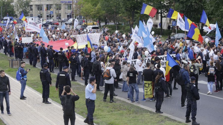 Marş în Bucureşti la 100 de ani de la intrarea Armatei Române în Budapesta