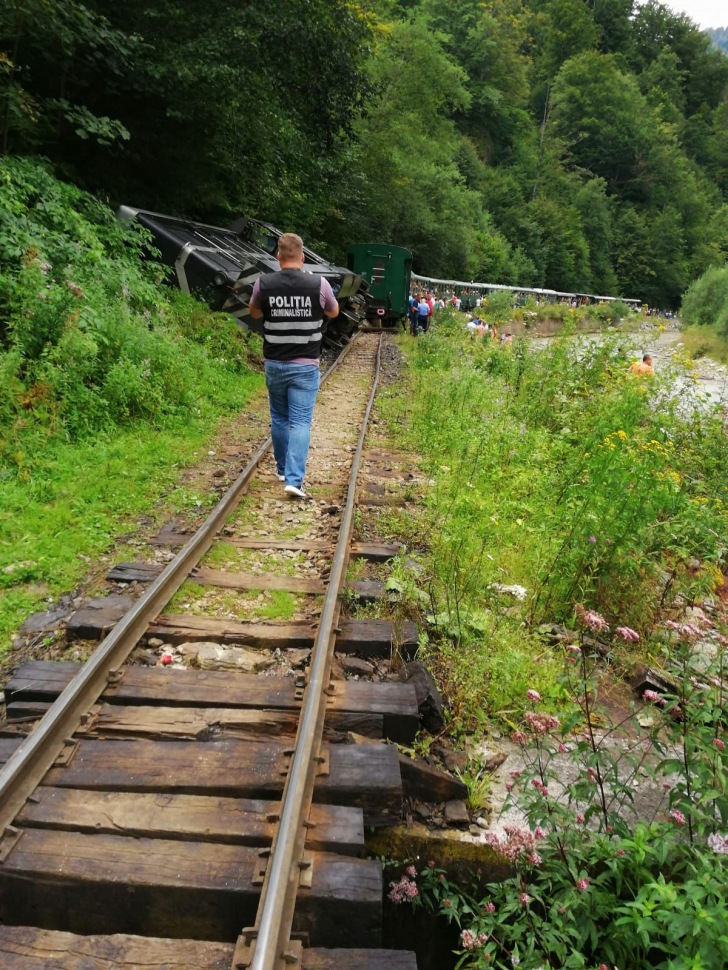 Locomotiva Mocăniței de pe Valea Vaserului a deraiat: 10 persoane au fost rănite 