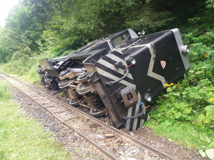 Locomotiva Mocăniței de pe Valea Vaserului a deraiat: 10 persoane au fost rănite 
