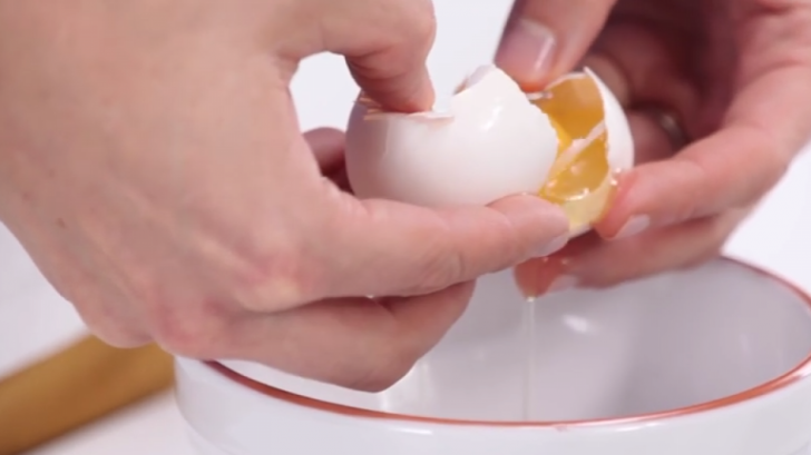 Soluția destul de bizară pe care o au cercetătorii ca să spargi corect un ou