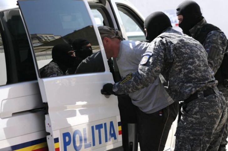 Un şofer din Bucureşti a vrut să-şi arunce în aer maşina, dar poliţiştii l-au prins la timp