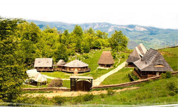 Satul din Transilvania, ascuns în munți, unde locuiesc olandezi 