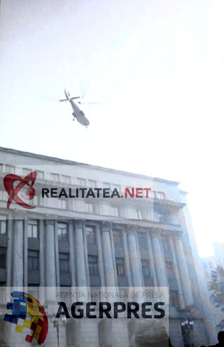 Momentul in care elicopterul in care se aflau Nicolae Ceausescu si Elena Ceausescu pleaca de pe acoperisul CC al PCR (22 decembrie 1989). Reproducere foto Agerpres