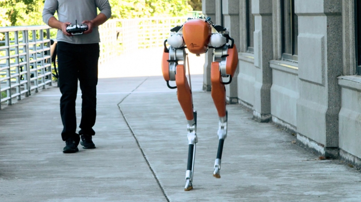 Robotul revoluționar creat de savanți care poate imita mersul uman