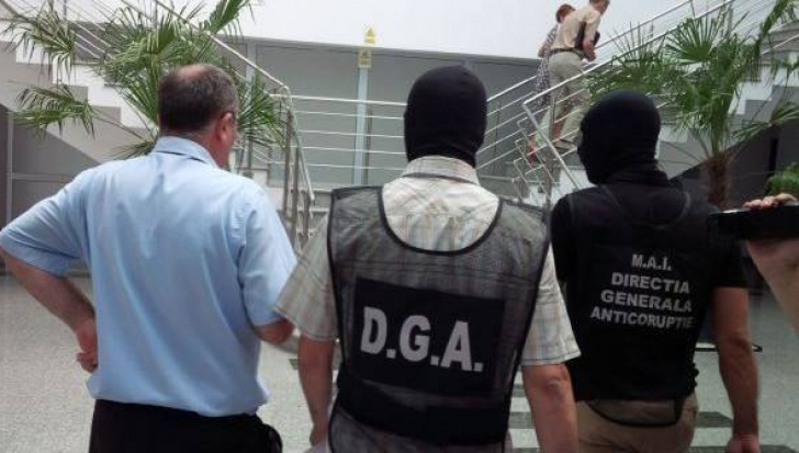 Şofer surprins în flagrant în timp ce încerca să mituiască doi poliţişti, care l-au prins beat