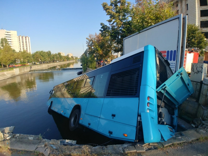 Autobuz al STB a plonjat în Dâmboviţa, după ce un autoturism a intrat pe roşu în intersecţie