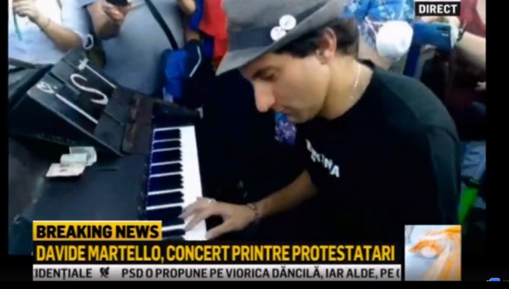 Celebrul pianist Davide Martello a cântat la protestul din Piaţa Victoriei