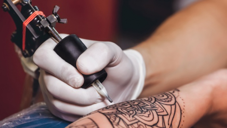 Tatuator - imagine cu notă sugestivă