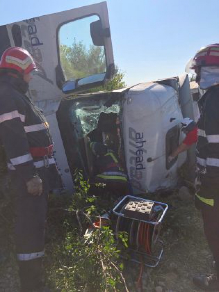 Accident cumplit în Dolj: TIR răsturnat, pe un drum național. Șoferul a murit