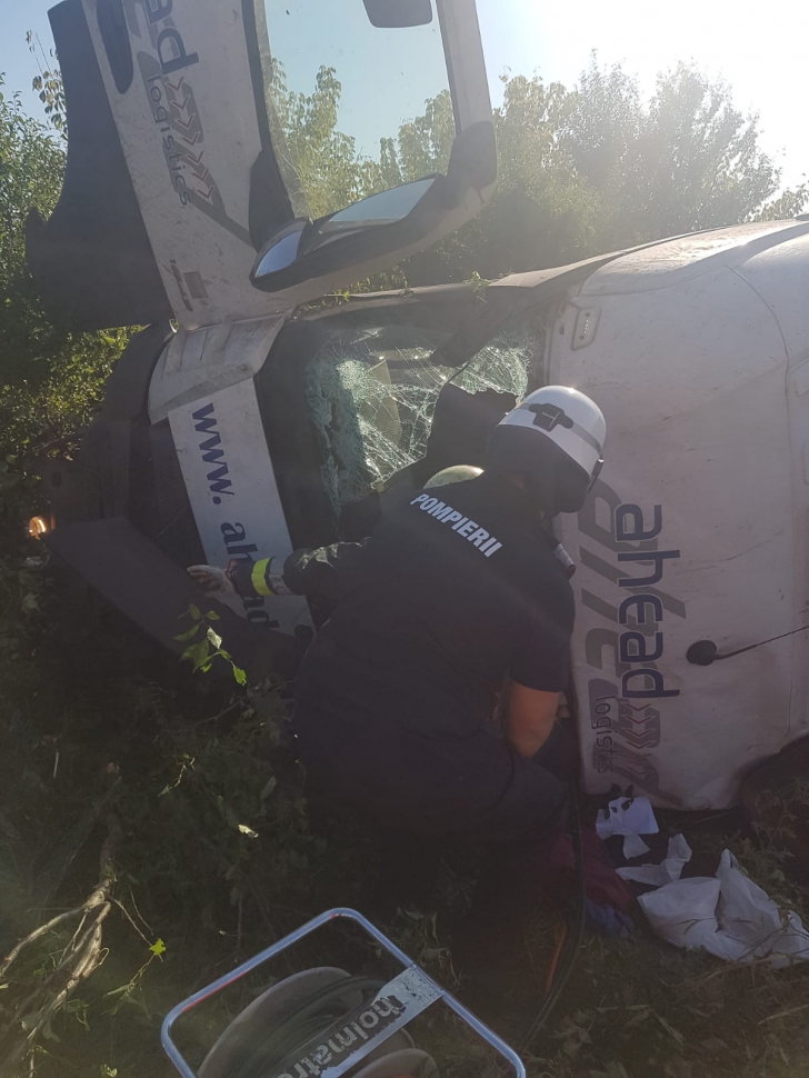 Accident cumplit în Dolj: TIR răsturnat, pe un drum național. Șoferul a murit
