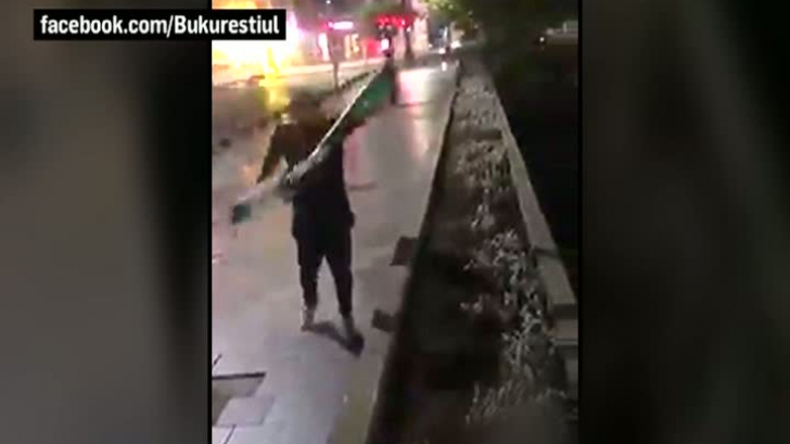 Imagini ireale în București: Un tânăr aruncă în Dâmbovița o trotinetă electrică de închiriat