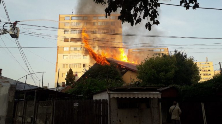 Vila unui afacerist a fost distrusă de flăcări, la Pitești!