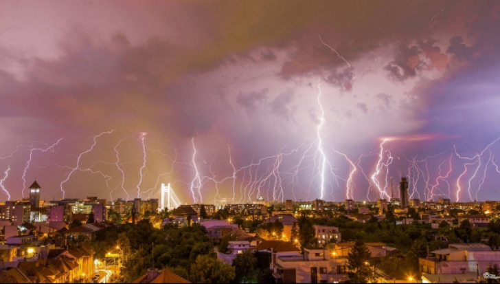 Furtuna a făcut prăpăd în Bucureşti