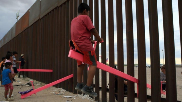 Activiştii au transformat zidul lui Trump de la granița dintre SUA și Mexic într-un loc de joacă
