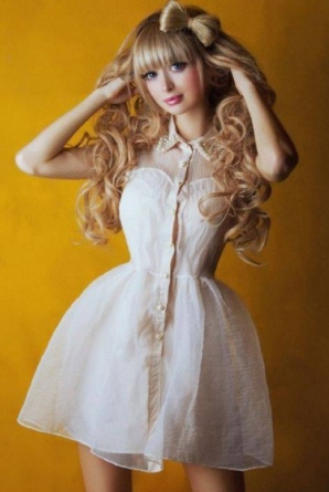 Coşmar pentru rusoaica "Barbie": ţinută cu forţa în casă de părinţi. Să vezi cum arată fără haine!