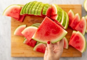 Greşeala pe care o faci atunci c&acirc;nd măn&acirc;nci pepene şi care te poate &icirc;mbolnăvi