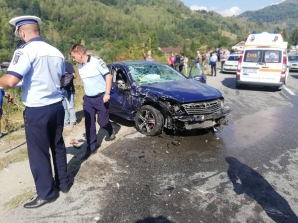 Accident grav, la intrarea &icirc;n Petroșani: un mort, după ce mașina a sărit de pe pod