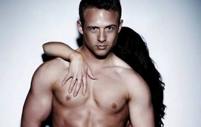 Acest bărbat cere mii de dolari pentru sex, dar oferă ceva ieşit din comun. Femeile se bat pe el!