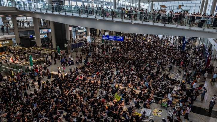 Proteste violente pe aeroportul din Hong Kong 