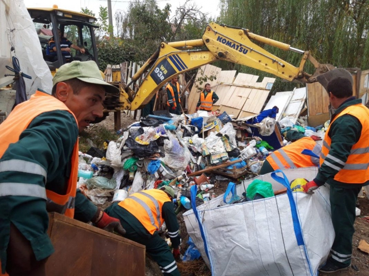 Zeci de tone de gunoaie strânse de la o familie din Pitești