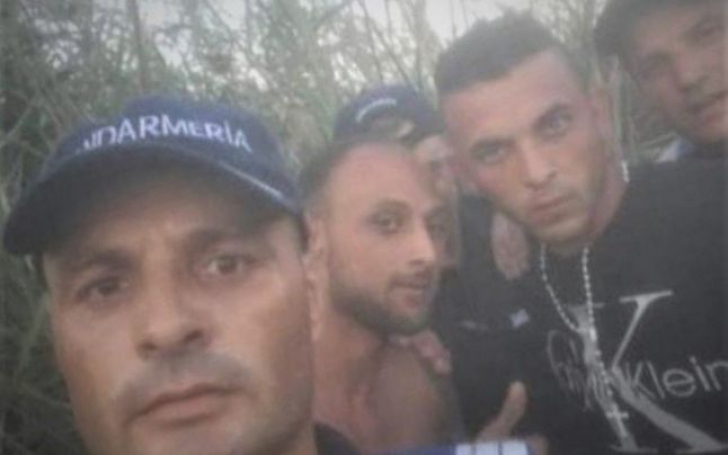 Trei jandarmi sunt anchetați pentru că și-au făcut selfie cu evadații prinși