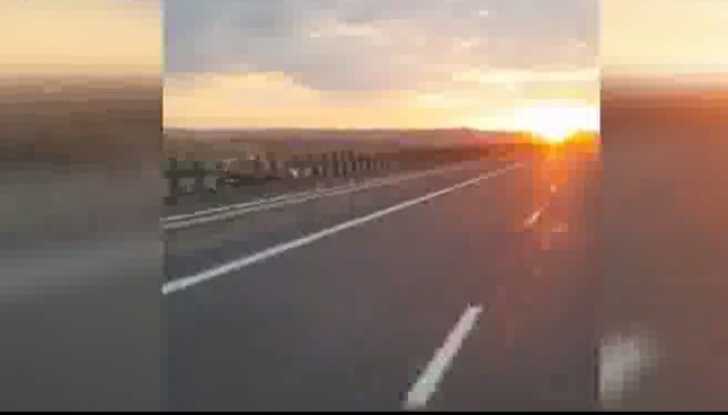 Nebunie la cote maxime! S-a filmat în timp ce mergea pe contrasens