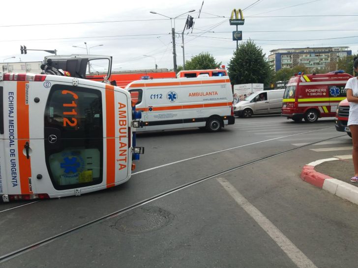 Ambulanţă cu pacient implicată într-un accident la Ploieşti! Trei persoane ranite!