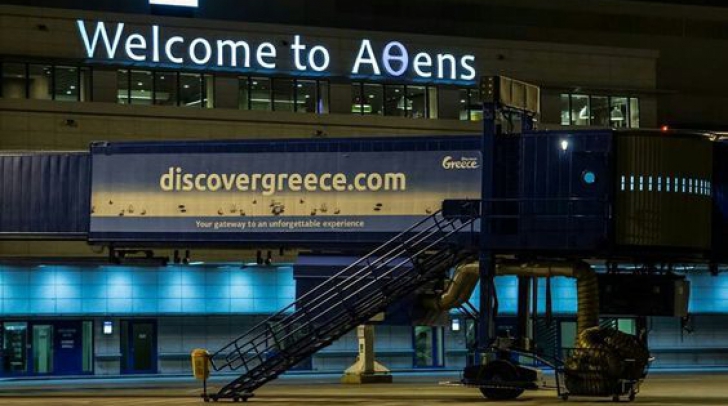 Româncă arestată pe aeroportul din Atena. Avea 401 pașapoarte în bagaj 