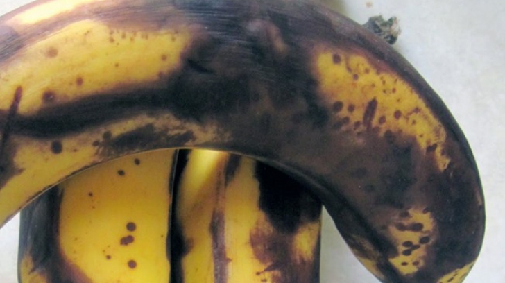 Ce păţeşti dacă mănânci banane cu coaja neagră