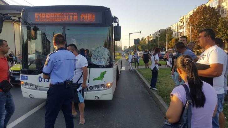 Un bărbat din Craiova a fost lovit de autobuz. Alte două pasagere au fost duse la spital