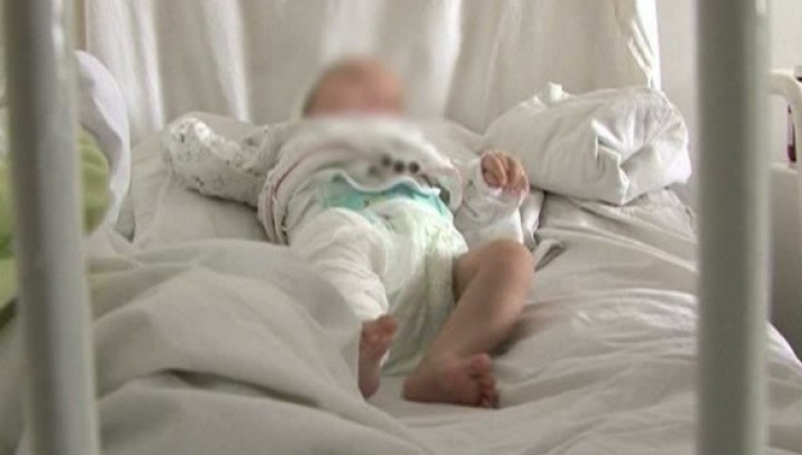 Caz șocant în Argeș: Un bărbat a bătut un bebeluș de doar 7 luni și pe mama copilului