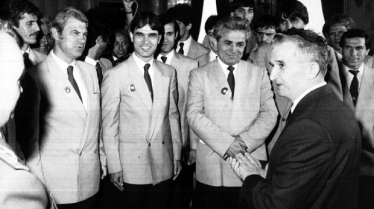 Nicolae Ceausescu si jucatorii echipei de fotbal Steaua, in 1986, dupa cucerirea Cupei Campionilor Europeni