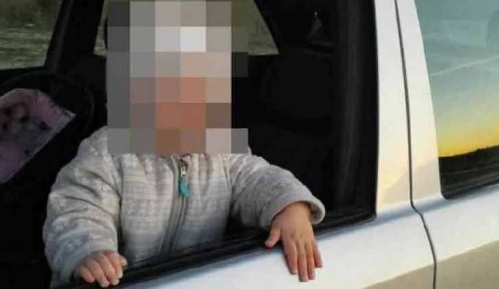 Un copil de 2 ani și-a UCIS mama, în mașină. Detaliul care i-a șocat pe polițiști