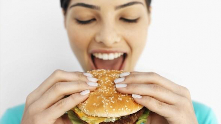 Experimentul pe care specialiștii nu îl recomandă: ce pățești dacă mănânci doar de la fast food